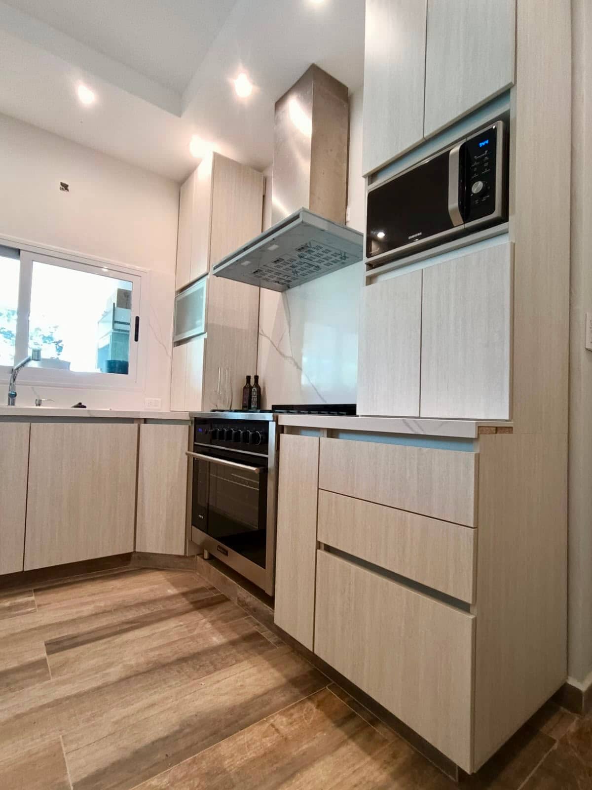 Cocina a medida en melamina símil roble claro