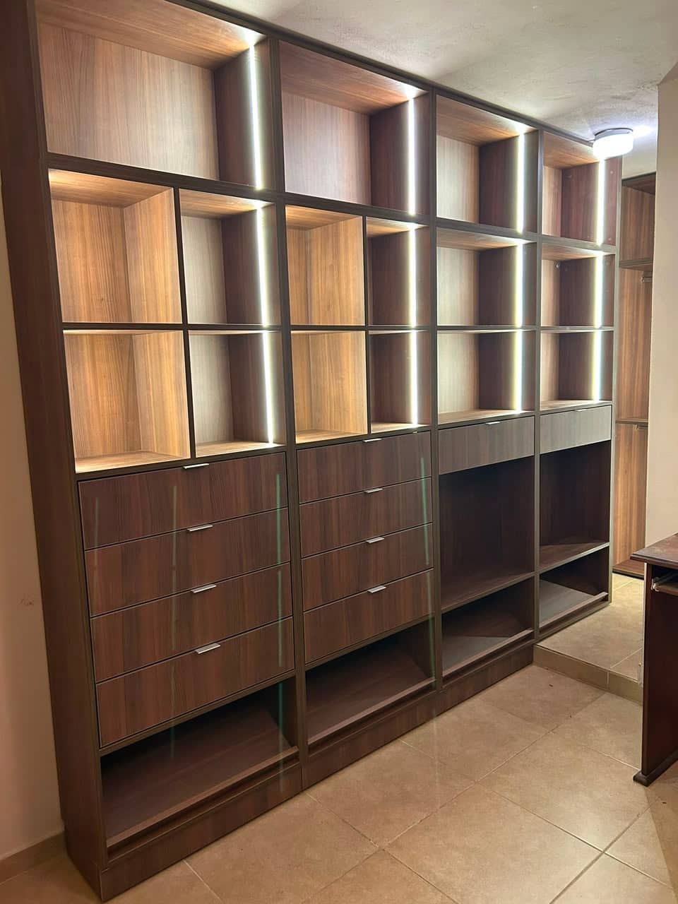 Vestidor en símil nogal con iluminación LED