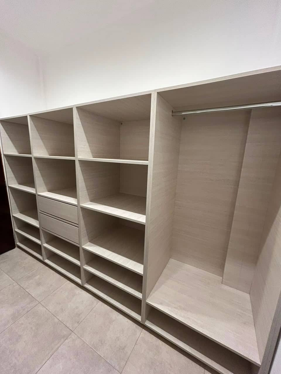 Vista del placard vestidor
